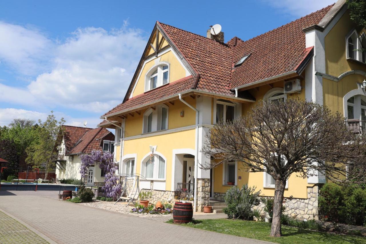 Bed and Breakfast Jade Panzio à Balatonföldvár Extérieur photo