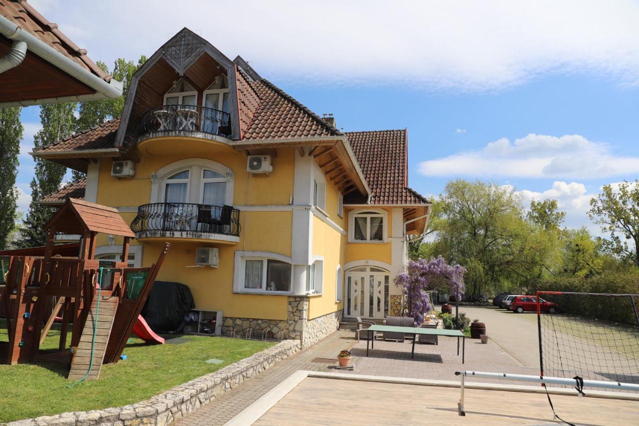 Bed and Breakfast Jade Panzio à Balatonföldvár Extérieur photo