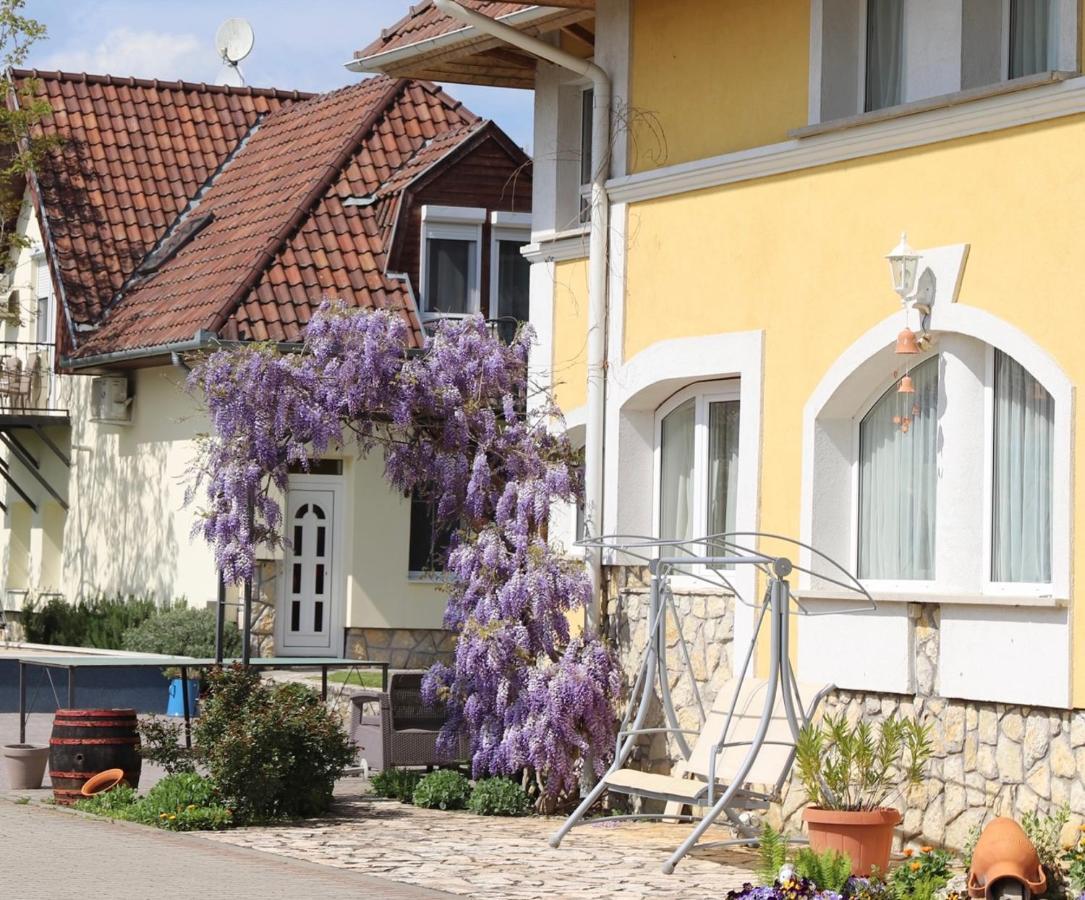 Bed and Breakfast Jade Panzio à Balatonföldvár Extérieur photo